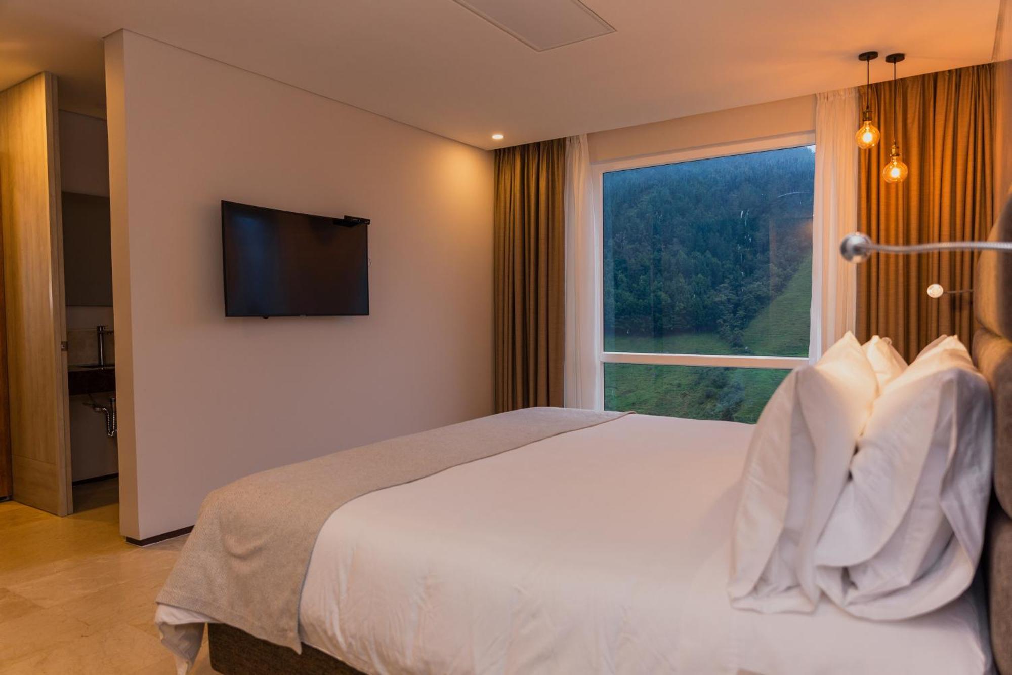 Termales El Otono Hotel Manizales Bagian luar foto A bedroom at the hotel