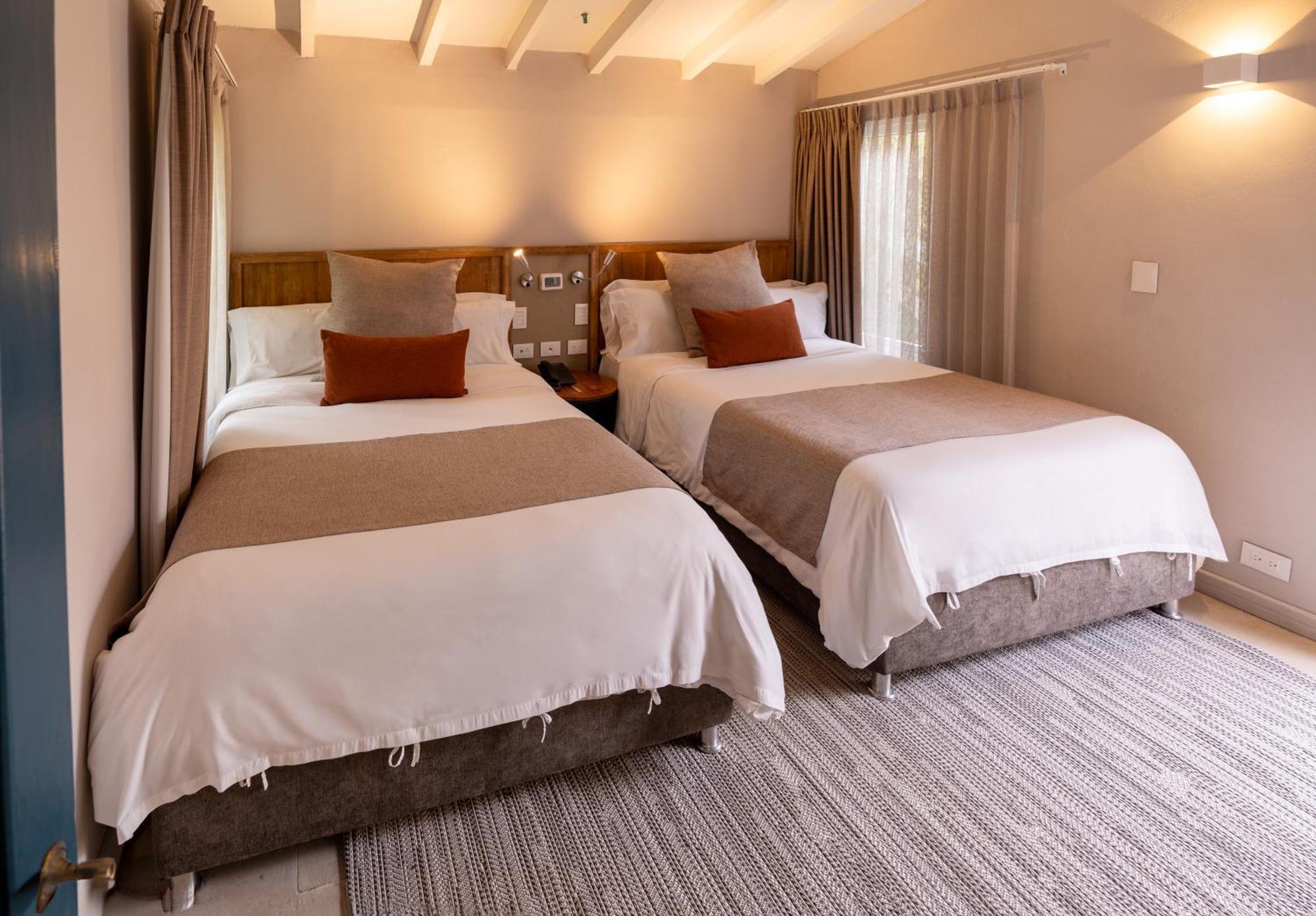 Termales El Otono Hotel Manizales Bagian luar foto A room at the hotel
