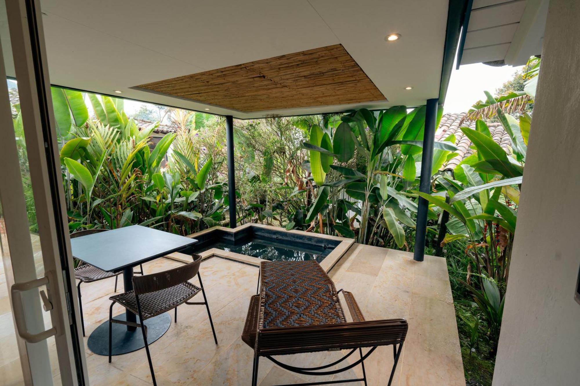 Termales El Otono Hotel Manizales Bagian luar foto A private pool at the hotel