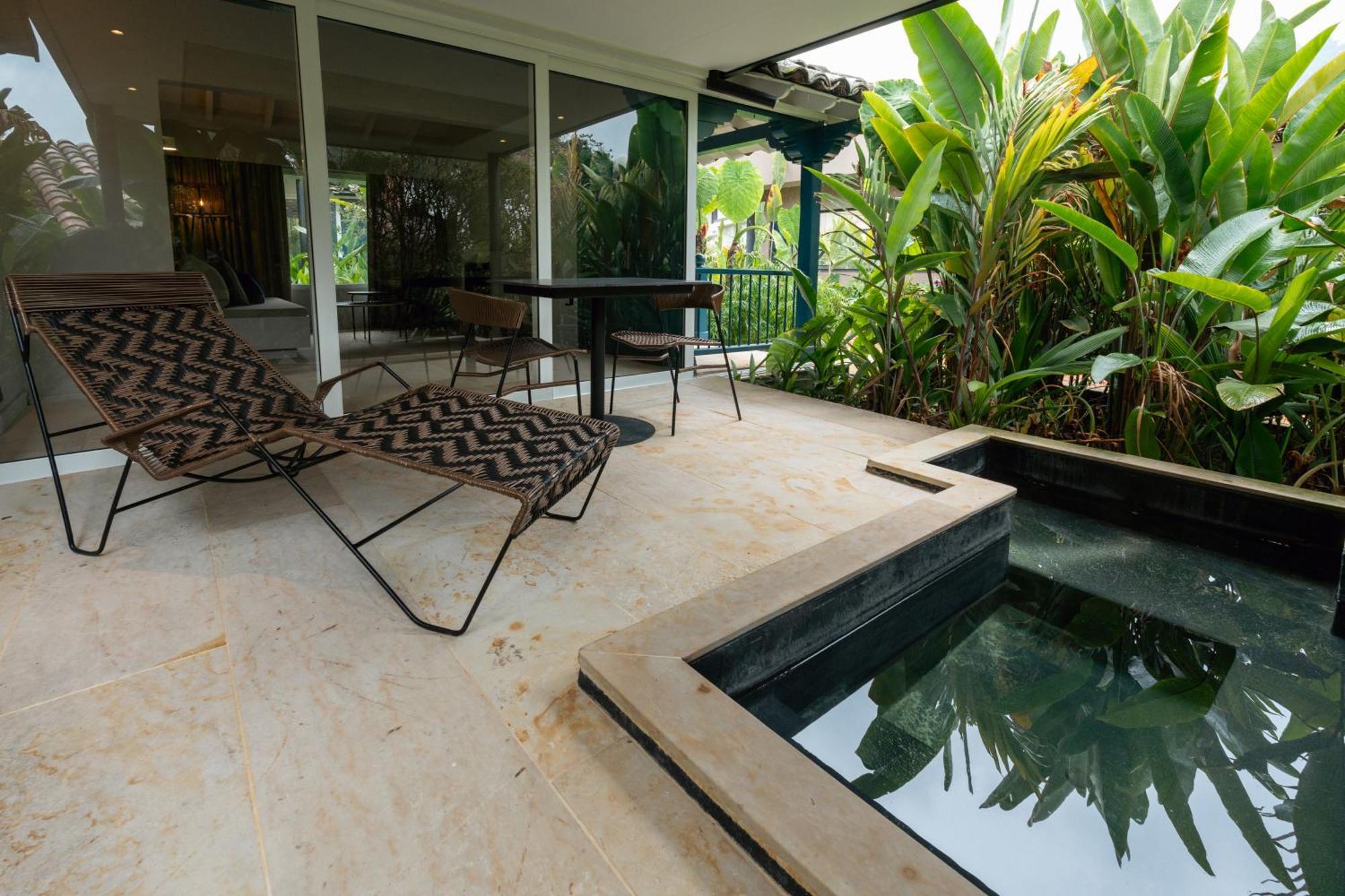 Termales El Otono Hotel Manizales Bagian luar foto A private pool at a hotel in Cancun, Mexico
