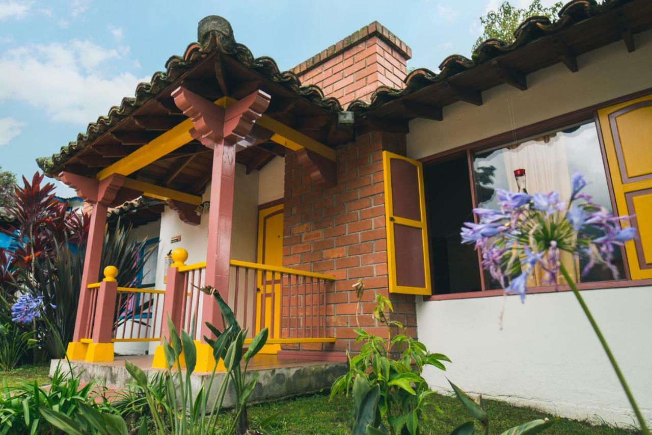 Termales El Otono Hotel Manizales Bagian luar foto A typical house in El Retiro